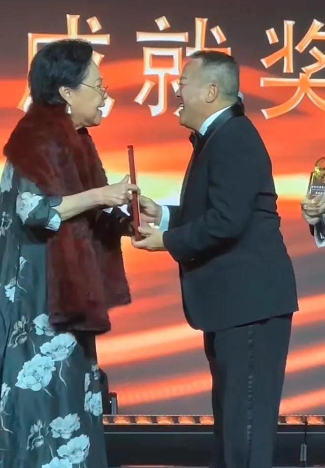 上嚼口香糖与金沙总裁骑旋转木马挺幼稚K8凯发登录曾志伟澳门参加电影节台