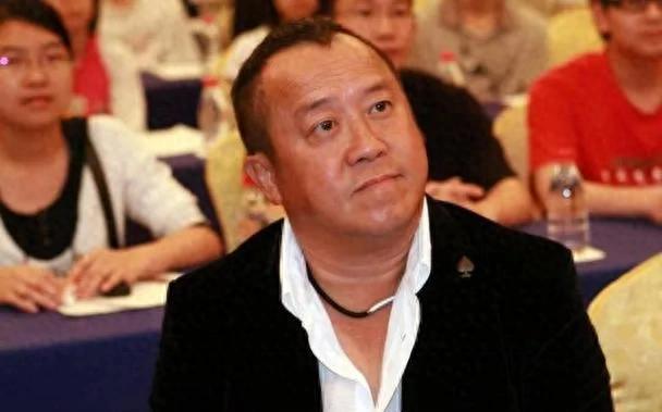上嚼口香糖与金沙总裁骑旋转木马挺幼稚K8凯发登录曾志伟澳门参加电影节台(图2)