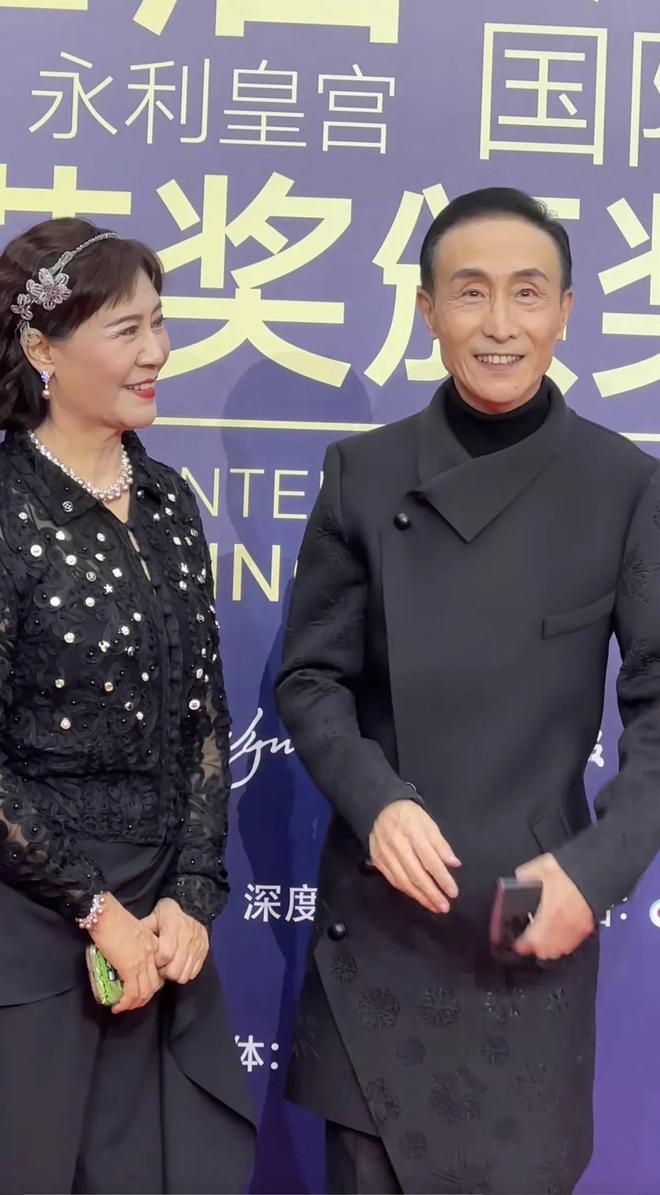 上嚼口香糖与金沙总裁骑旋转木马挺幼稚K8凯发登录曾志伟澳门参加电影节台(图7)