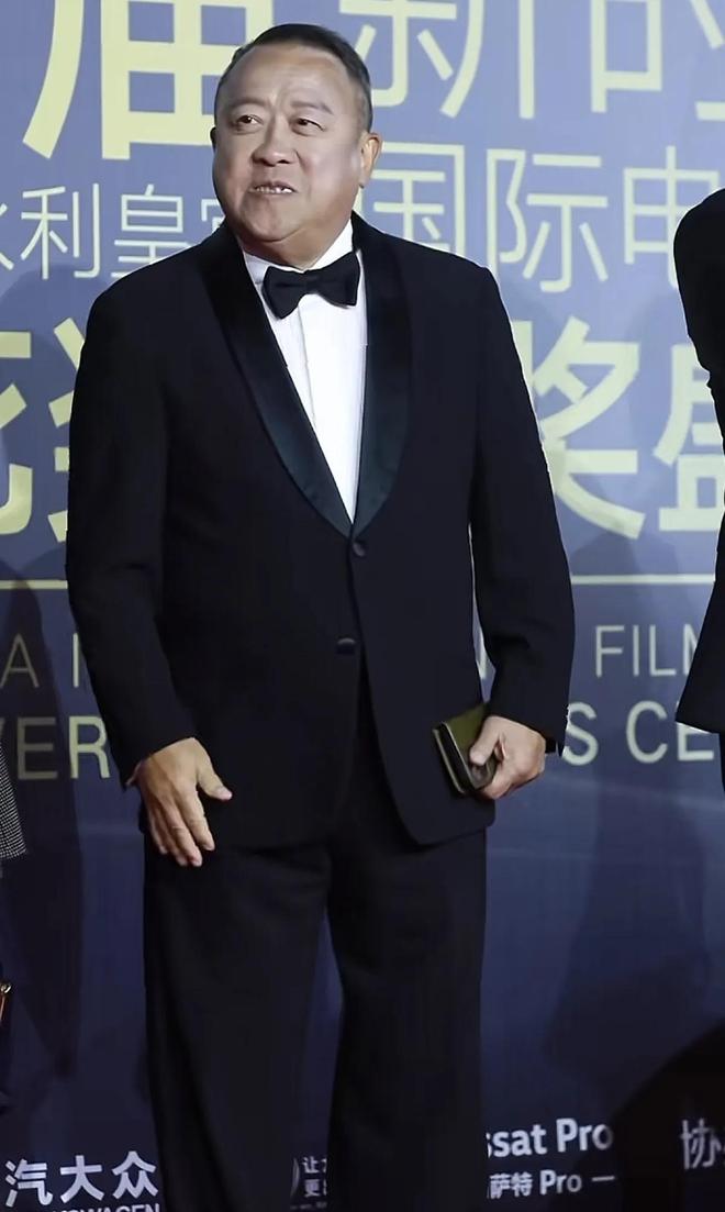上嚼口香糖与金沙总裁骑旋转木马挺幼稚K8凯发登录曾志伟澳门参加电影节台(图13)