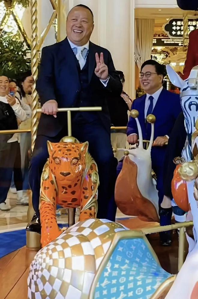 上嚼口香糖与金沙总裁骑旋转木马挺幼稚K8凯发登录曾志伟澳门参加电影节台(图10)