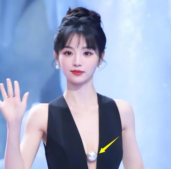 胖了赵丽颖疲惫张颂文不受风波影响！K8凯发国际星光大赏红毯生图：唐嫣(图8)
