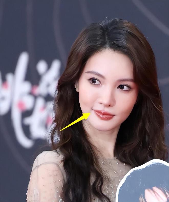 胖了赵丽颖疲惫张颂文不受风波影响！K8凯发国际星光大赏红毯生图：唐嫣(图6)