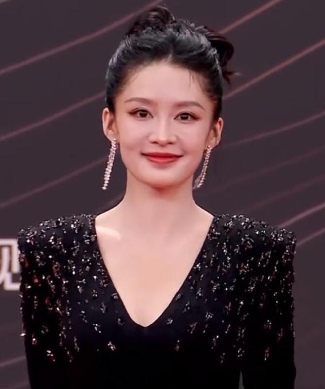 胖了赵丽颖疲惫张颂文不受风波影响！K8凯发国际星光大赏红毯生图：唐嫣(图9)