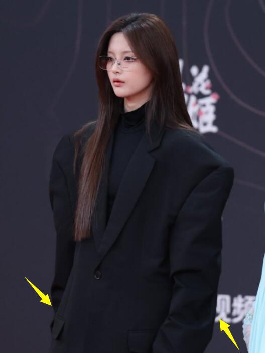 胖了赵丽颖疲惫张颂文不受风波影响！K8凯发国际星光大赏红毯生图：唐嫣(图1)
