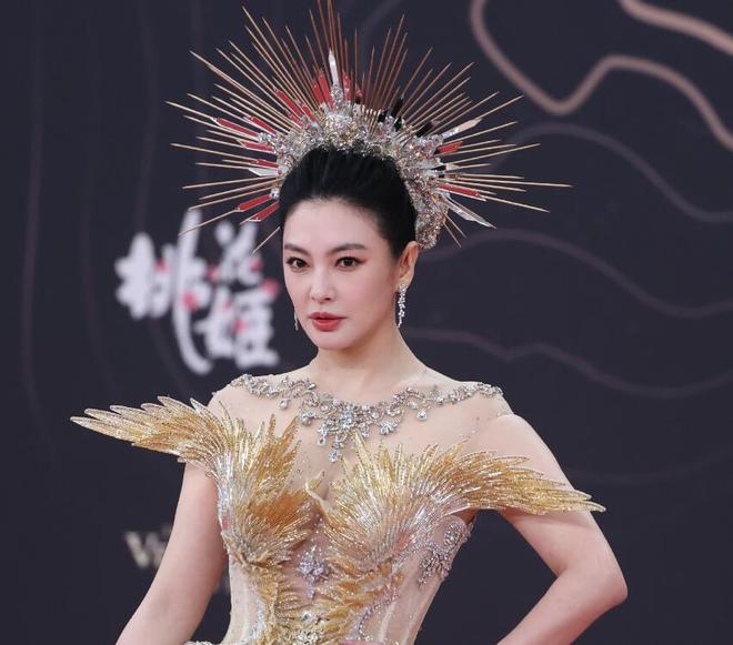 胖了赵丽颖疲惫张颂文不受风波影响！K8凯发国际星光大赏红毯生图：唐嫣(图5)