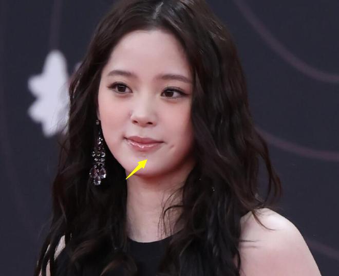 胖了赵丽颖疲惫张颂文不受风波影响！K8凯发国际星光大赏红毯生图：唐嫣(图12)