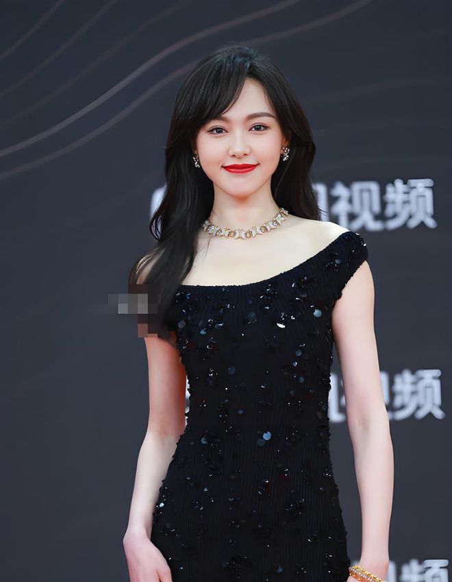 服唐嫣高定黑裙却被压轴的赵丽颖抢镜凯发K8国际澳门这天：张萌开胸礼(图14)