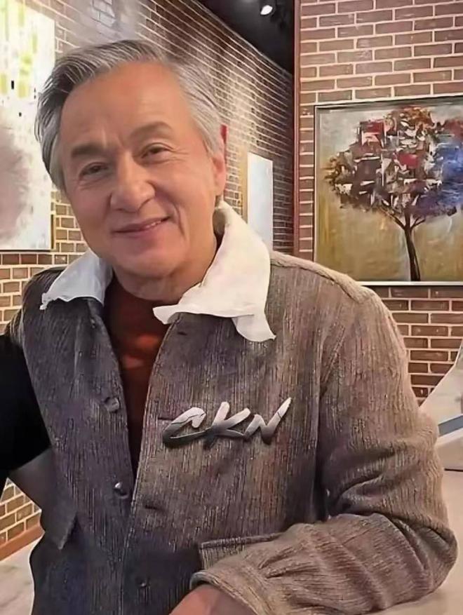 花白老态龙钟嚼口香糖动作一如当年凯发K871岁成龙现身美国头发
