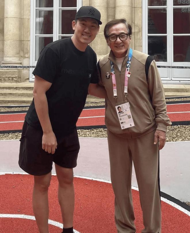 花白老态龙钟嚼口香糖动作一如当年凯发K871岁成龙现身美国头发(图3)