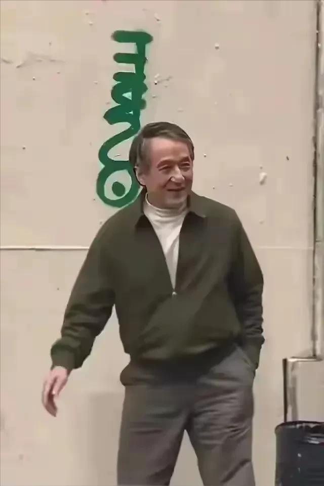 花白老态龙钟嚼口香糖动作一如当年凯发K871岁成龙现身美国头发(图4)