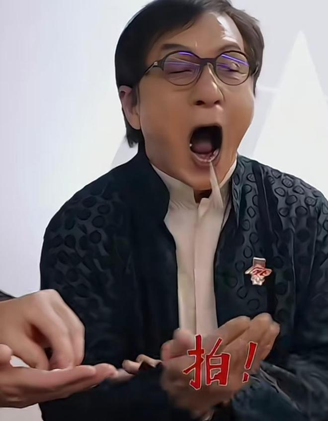 花白老态龙钟嚼口香糖动作一如当年凯发K871岁成龙现身美国头发(图5)