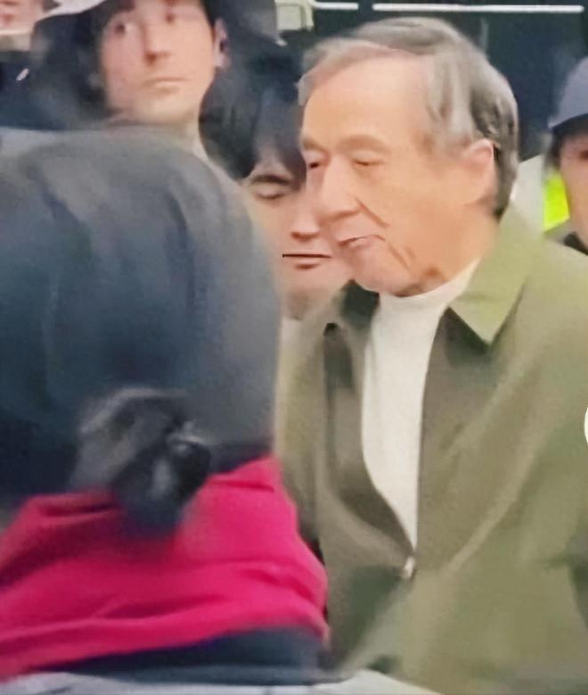 花白老态龙钟嚼口香糖动作一如当年凯发K871岁成龙现身美国头发(图6)