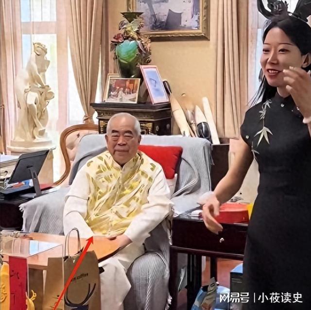 曾已衰老比他小 50 岁的娇妻仍如花似玉凯发国际K8结婚仅 1 年87 岁的范(图7)