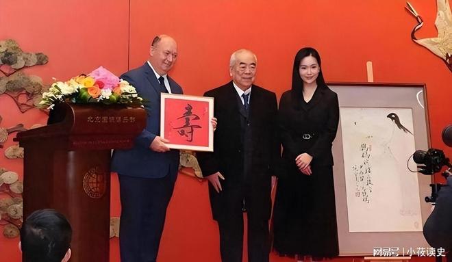 曾已衰老比他小 50 岁的娇妻仍如花似玉