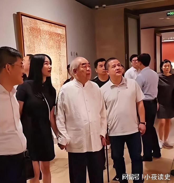 曾已衰老比他小 50 岁的娇妻仍如花似玉凯发国际K8结婚仅 1 年87 岁的范(图8)